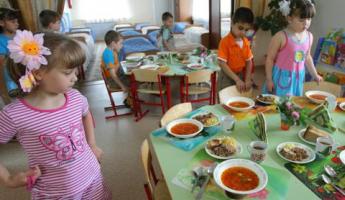 Beterraba cozida como no jardim de infância Pratos com beterraba para crianças